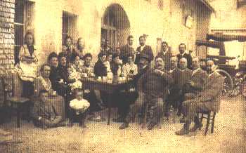 une réunion de famille à La Norbière (Chapelle des Bois) en 1902 - à droite, Joseph Cart-Tanneur, maire de Mouthe de 1916 à 1926