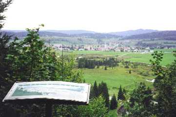 au fond, le village de Mouthe